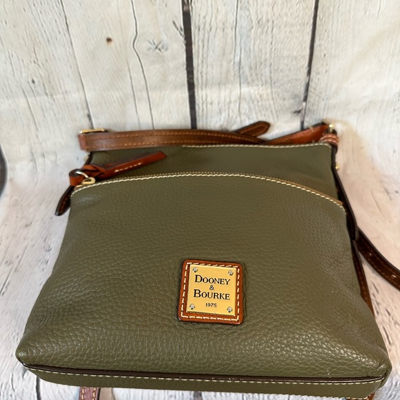 Dooney & Bourke Pebble grain Olive letter carrier - Picture 4 of 10
